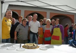 Un momento della festa con, al centro, don Marco Casalis e i volontari Amici dell'oratorio